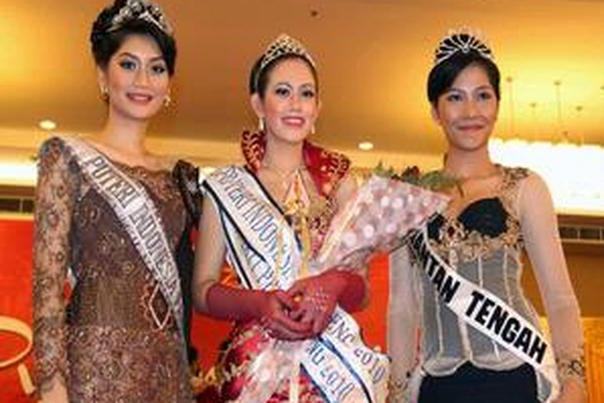 Puteri Indonesia Kalteng 2010 (tuan rumah) Aelyn Halim (22) diapit oleh Puteri Indonesia Pariwisata 2009 Isti Ayu Pratiwi dan Puteri Indonesia Kalteng 2009 Imelda Madjad Djahari Timbang.