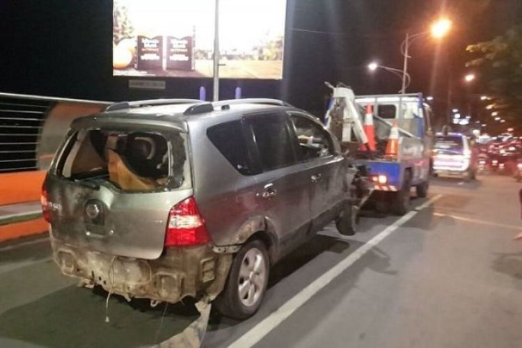 Mobil Grand Livina yang hancur akibat diamuk masa setelah menabrak motor di Jl Raya Menganti Wiyung, Selasa (23/1/2018). 