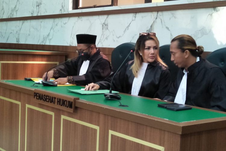 Kuasa Hukum terdakwa MMS, Barbie Kumalasari saat di dalam ruang sidang utama Cakra di Pengadilan Negeri Depok, Selasa (26/4/2022).
