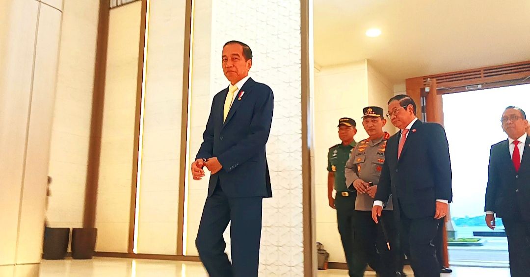 Senyum Jokowi Saat Ditanya Tumben Pakai Dasi Kuning...