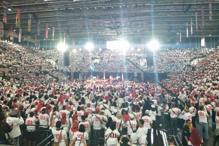 Kumpulan alumni SMA di Jakarta mendeklarasikan dukungan untuk pasangan capres dan cawapres nomor urut 01 Jokowi-Maruf di Istora Senayan, Minggu (10/2/2019). 