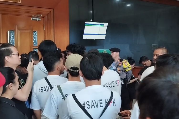 Pengacara Heran Ada Massa Pendukung KPK di Sidang Hasto: KPK Punya Relawan?