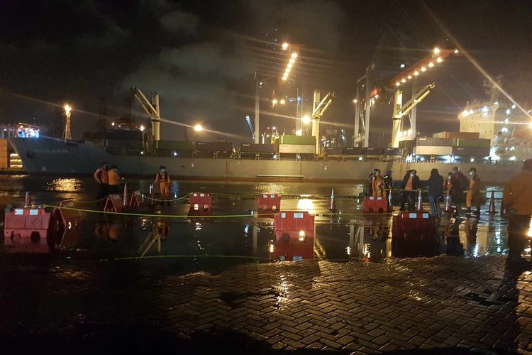 A Basarnas vessel docked in Jakartas Tanjung Priok Harbors Jakarta International Container Terminal II (JICT II) before searching for Sriwijaya Air Flight SJ 182 on Saturday (9/1/2021)