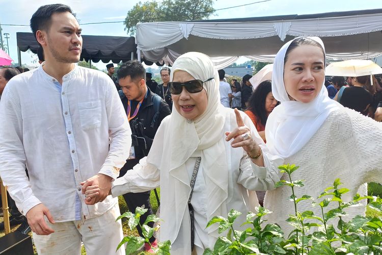 Hadiri Pemakaman Ray Sahetapy, Dewi Yull Ucapkan Terima kasih