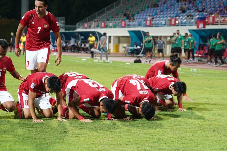Para pemain timnas Indonesia berselebrasi dengan sujud syukur usai menjebol gawang Kamboja pada babak penyisihan Piala AFF 2020 Grup B, Kamis (9/12/2021) malam WIB di Bishan Stadium, Singapura.
