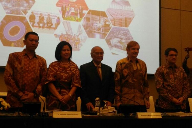 Jajaran direksi PT Holcim Indonesia selepas jumpa pers di Jakarta, Kamis (17/5/2018).