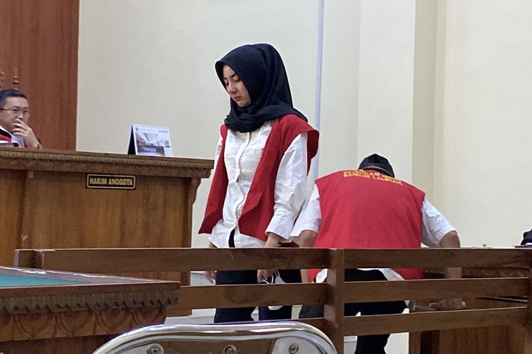 Selebgram Adelia saat menjalani sidang tuntutan di PN Tanjung Karang, Kamis (28/3/2024). Terdakwa Adelia dituntut selama 7 tahun penjara atas perkara pencucian uang hasil penjualan narkoba.