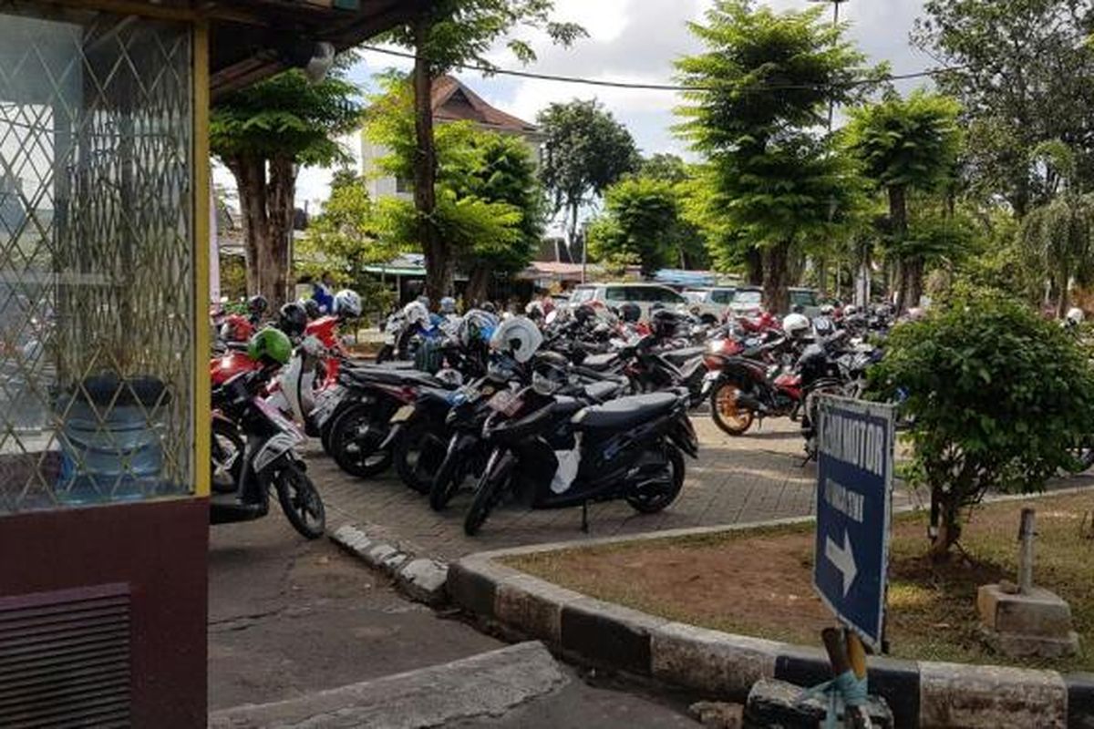 Parkir sepeda motor di Taman Ismail Marzuki (TIM), Cikini, Jakarta Pusat.