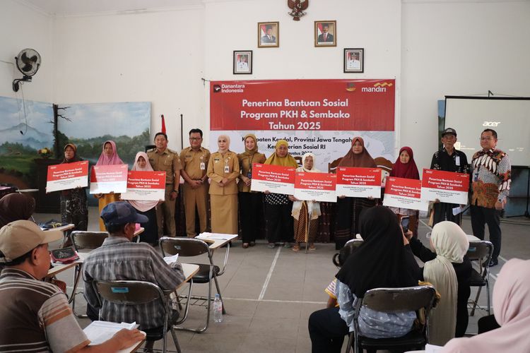 Sepanjang 2025, Bank Mandiri sebagai mitra strategis pemerintah telah menyalurkan bansos sebesar Rp 15,1 triliun kepada lebih dari 7,45 juta KPM yang tersebar di 123 kota dan kabupaten di seluruh Indonesia melalui skema program Sembako dan PKH.