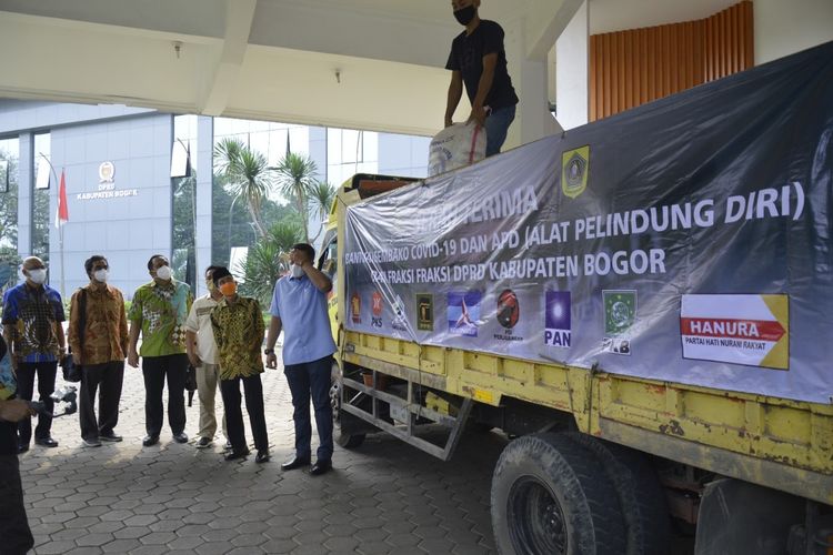 Sejumlah anggota DPRD Kabupaten Bogor, Jawa Barat, memberikan bantuan bahan pokok atau sembako kepada masyarakat terdampak Covid-19.