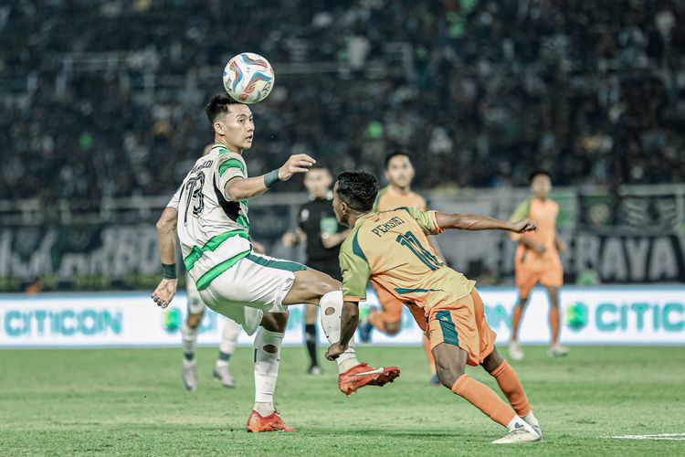 Pemain Malik Risaldi menjalani debut bersama Persebaya Surabaya saat laga persahabatan melawan Persibo Bojonegoro dalam tajuk Anniversary Game untuk memperingati hari jadi klub yang ke-97 yang berakhir dengan skor 2-0 di Stadion Gelora Bung Tomo Kota Surabaya, Jawa Timur, Sabtu (29/6/2024) malam. 
