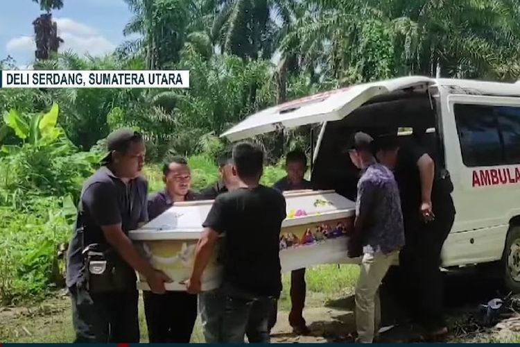 Jenazah RSS (14), siswa SMP negeri di Kecamatan Sinembah Tanjung Muda (STM) Hilir, Kabupaten Deli Serdang, Sumatera Utara, akan dimakamkan. RSS meninggal pada Kamis (26/9/2024) diduga akibat dihukum squat jump 100 kali oleh gurunya.