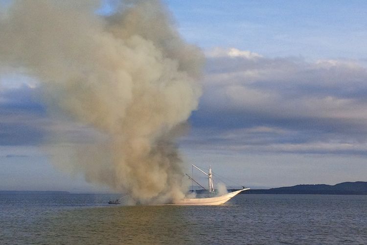 Sebuah kapal kayu yang memuat sawit terbakar di perairan Pelabuhan PLBL Liem Hie Djung Kabupaten Nunukan Selas (18/04). Belum diketahui penyebab kebakaran, namun tujuh ABK nya dipastikan selamat. 