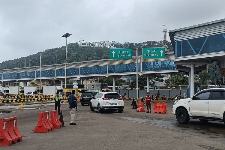 Kendaraan yang baru keluar dari KMP Sabuku di dermaga 6 Pelabuhan Merak, Minggu (22/12/2024). Cuaca cerah hari ini memperlancar proses bongkar muat.