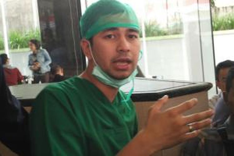 Raffi Ahmad menggelar jumpa pers kelahiran putra pertamanya yang dilahirkan Nagita Slavina di Rumah Rakit Bunda, Menteng, Jakarta Pusat, Sabtu (15/8/2015).