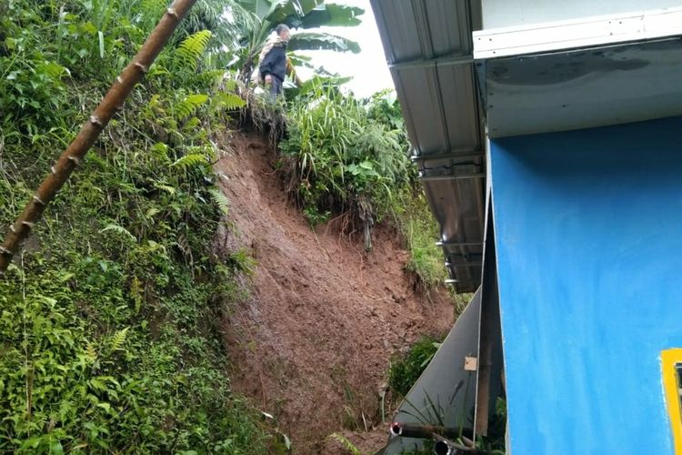 Sebuah rumah tertimpa longsor di Dusun Sidakarya Desa Mlaya, Kecamatan Punggelan, Kabupaten Banjarnegara, Jawa Tengah, Kamis (21/10/2021) sore.
