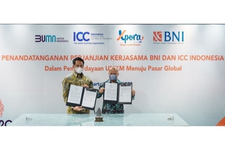 Penandatanganan perjanjian kerja sama (PKS) antara Direktur Treasury dan Internasional BNI Henry Panjaitan dengan Presiden ICC Indonesia IIham Akbar Habibie di Xpora Hub, Gedung Smesco, Jakarta, Selasa (12/4/2022) 