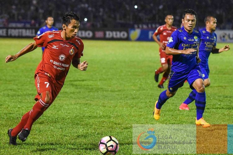 Gelandang Semen Padang, Rudi, menggiring bola dibayangi pemain Persib, Dedi Kusnandar.