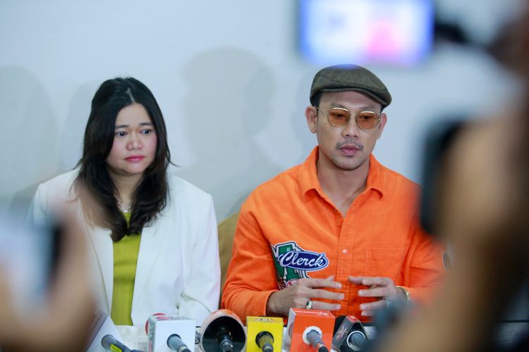 Cerita Lucu Denny Sumargo Belajar Ganti Popok Pakai Boneka Bayi