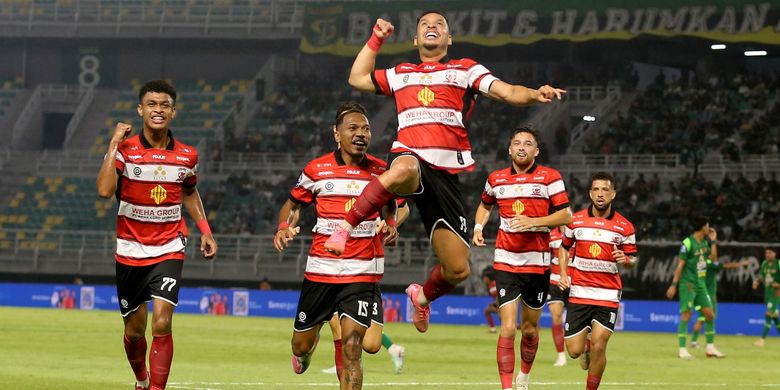 Pemain Madura United Lulinha selebrasi usai menjebol gawang Persebaya Surabaya saat laga pekan ke-28 Super League 2025-2026 yang berakhir dengan skor 1-2 di Stadion Gelora Bung Tomo Surabaya, Jawa Timur, Jumat (17/4/2026) malam.