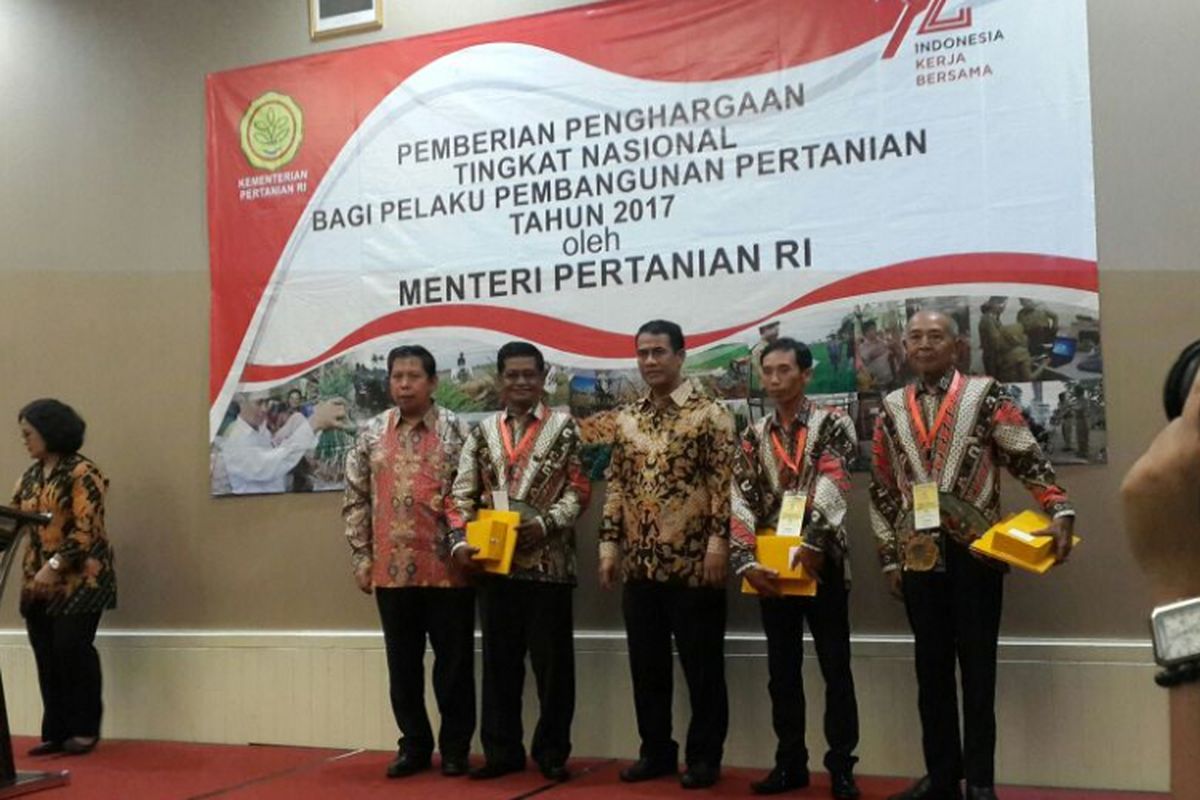 Menteri Pertanian Andi Amran Sulaeman memberikan penghargaan tingkat nasional bagi pelaku pembangunan pertanian 2017 di Swiss-Belresidences di Kalibata, Jakarta Selsatan, pada Selasa (15/08/2017)