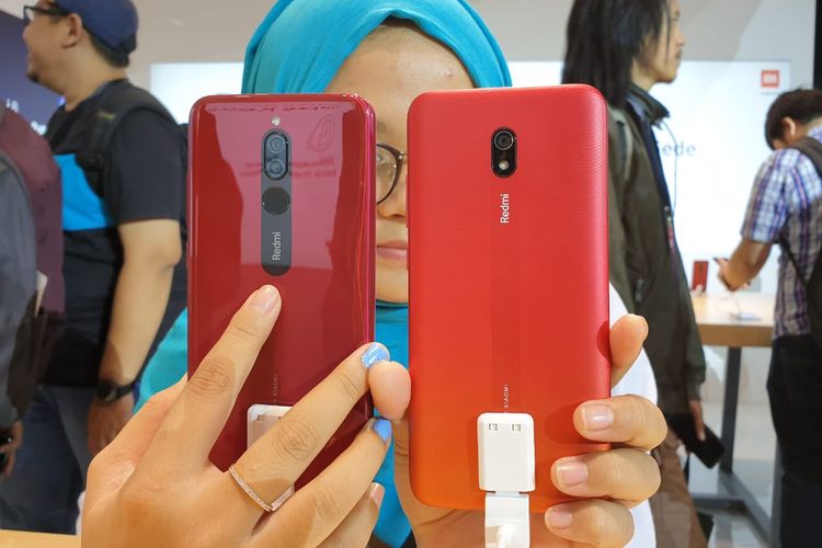 Bagian belakang Redmi 8 dan Redmi 8A menunjukkan perbedaan. 