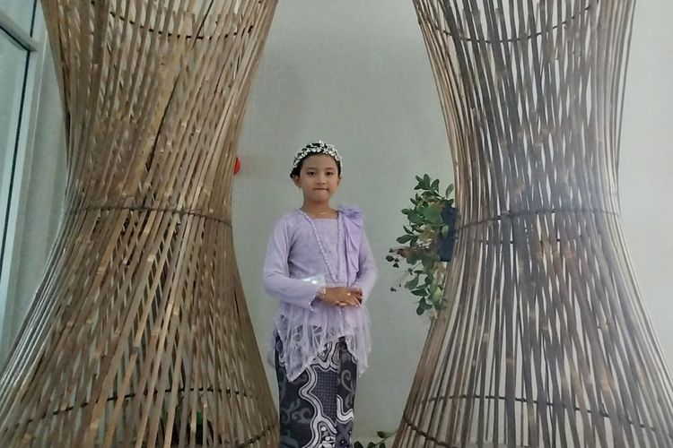 Bila Fahira Nugraha (7), Juara 3 FTBI se-Kota Tasikmalaya 2023 sekaligus penggiat budaya seni Pupuh Sunda asal Kota Tasikmalaya, Jawa Barat.