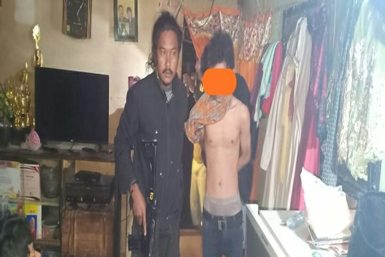 Pelaku perampokan saat diamankan polisi setelah sempat bersembunyi di atas plafon rumah, Jumat (21/02/2020).