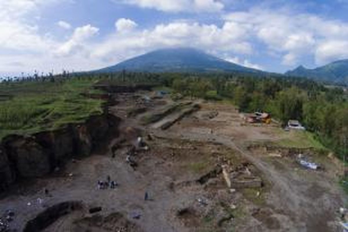 Situs Liyangan di kaki Gunung Sindoro tepatnya di Desa Purbosari, Ngadirejo, Temanggung, Jateng, difoto dari udara, Sabtu (23/11/2014). Tim dari Balai Arkeologi melakukan ekskavasi lanjutan di situs yang mengungkap temuan permukiman kuno abad ke-6.