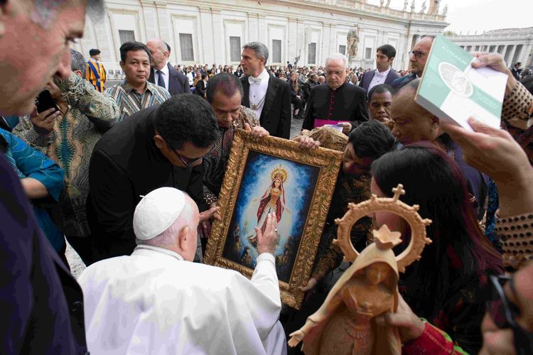 Paus Fransiskus mendapatkan hadiah istimewa berupa lukisan dan gunungan wayang yang disampaikan oleh Paguyuban Wartawan Katolik Indonesia (PWKI) di Vatikan pada Rabu (16/11/2022).