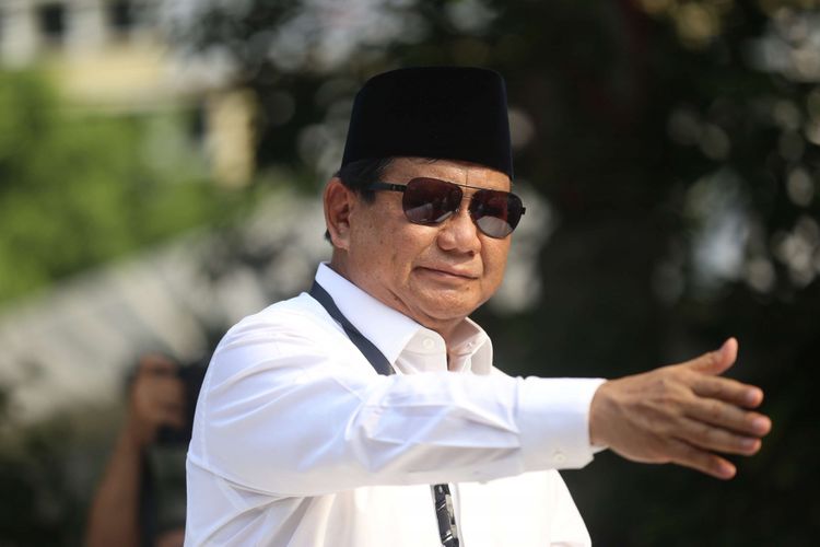 Calon presiden Prabowo Subianto menyapa para pendukungnya seusai mendaftarkan dirinya di Gedung KPU RI, Jakarta, Jumat (10/8/2018). Pasangan Prabowo-Sandi secara resmi mendaftar sebagai calon presiden dan wakil presiden tahun 2019-2024.