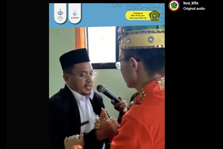 Penghulu di Gorontalo menikahkan calon pasangan pengantin menggunakan Bahasa Asing.