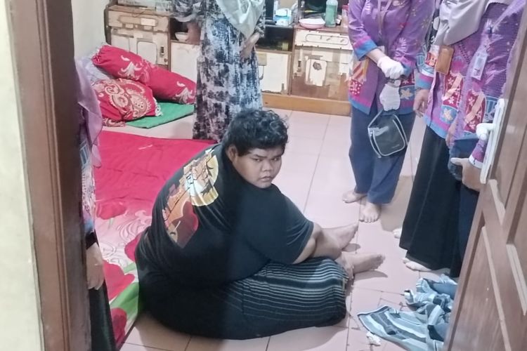 Seorang remaja obesitas bernama Ahmad Juwanto (19) di Ceger, Cipayung, Jakarta Timur, dievakuasi ke RS Adhyaksa, Kamis (6/7/2023) pagi.