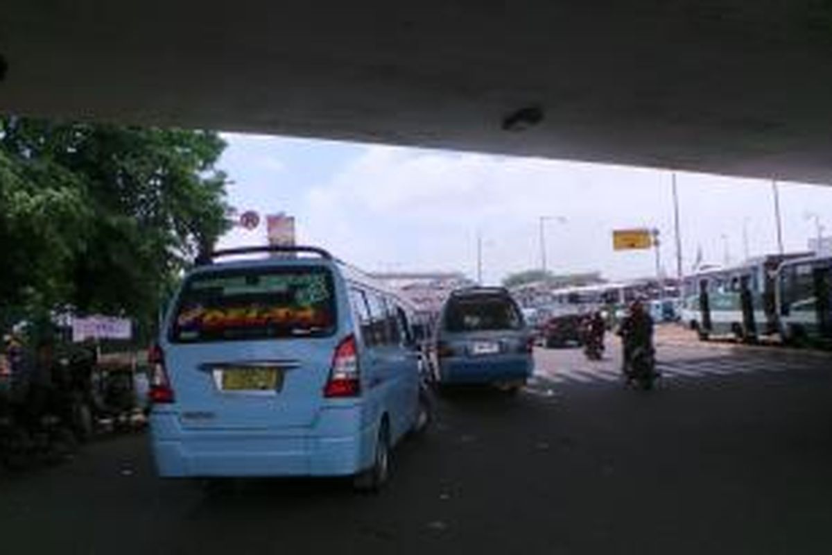 Angkutan Umum banyak yang mengetem menggunakan bahu jalan di terminal Kampung Melayu, Jatinegara, Jakarta Timur. Hal ini yang membuay kawasan tersebut sering dilanda kemacetan. Jumat (27/12/2013)