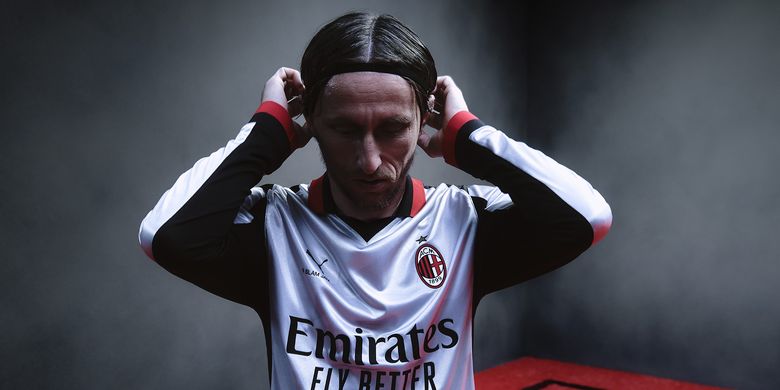 Klub Liga Italia, AC Milan, berkolaborasi dengan PUMA dan Slam Jam untuk merilis kit keempat musim 2025-2026.