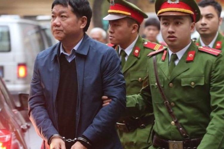 Dinh La Thang pernah menjabat sebagai anggota politbiro sebelum ditahan bulan lalu dengan tuduhan melakukan korupsi. 