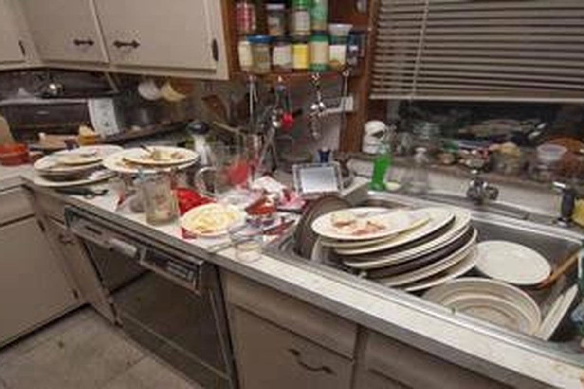 Memperlakukan peralatan masak juga jangan sembarangan. Akan lebih baik Anda menyimpannya di dalam wadah.