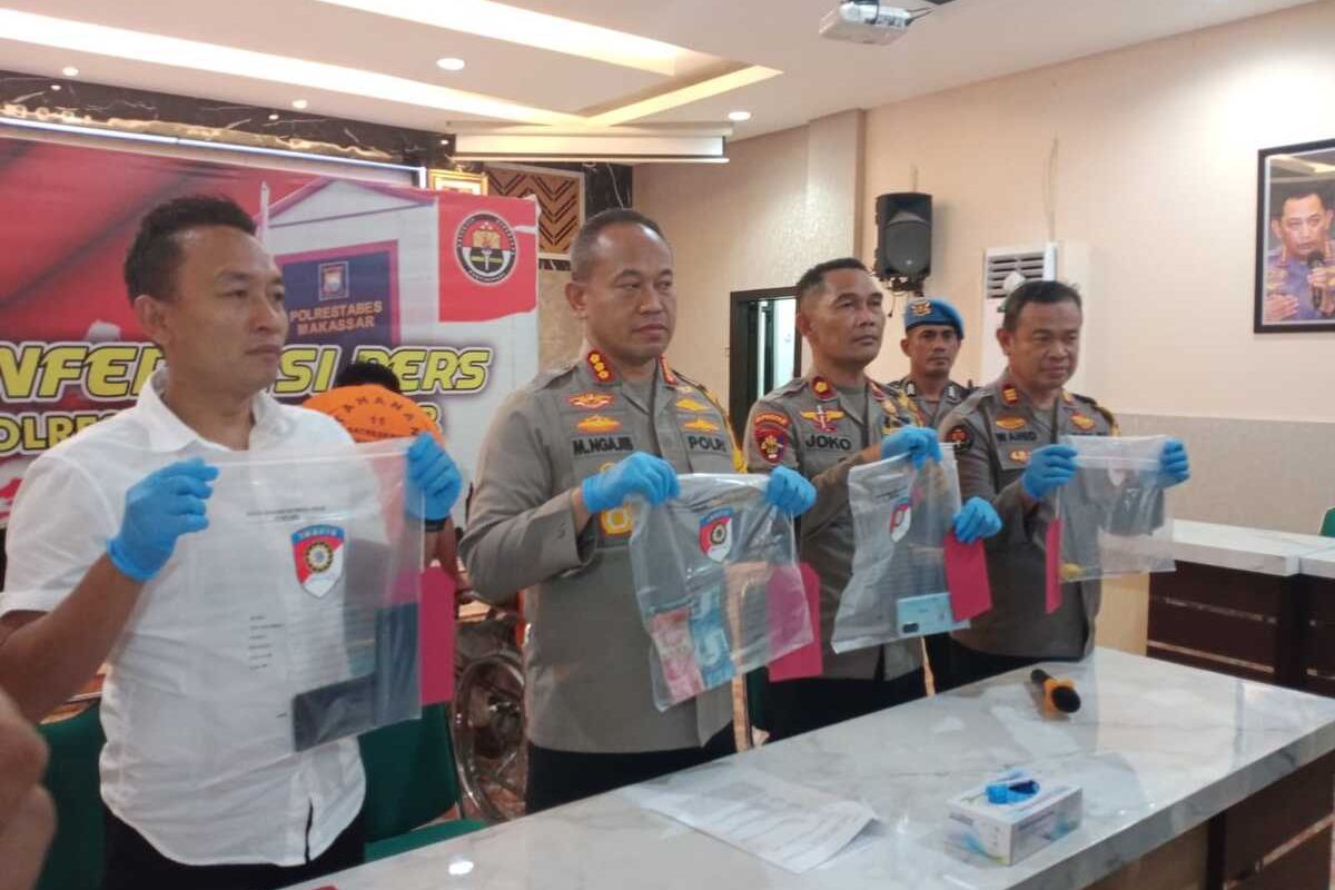 Polisi yang menunjukkan barang bukti hasil kejahatan dalam aksi pembobolan gedung UMI Makassar, di Mapolrestabes Makassar, Kota Makassar, Sulsel, Rabu (24/1/2024).