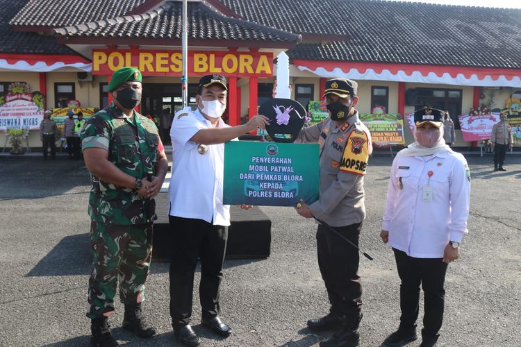 Bupati Blora, Arief Rohman menyerahkan sebuah mobil patwal kepada Kapolres Blora, AKBP Fahrurozi di Mapolres Blora, Rabu (27/7/2022)