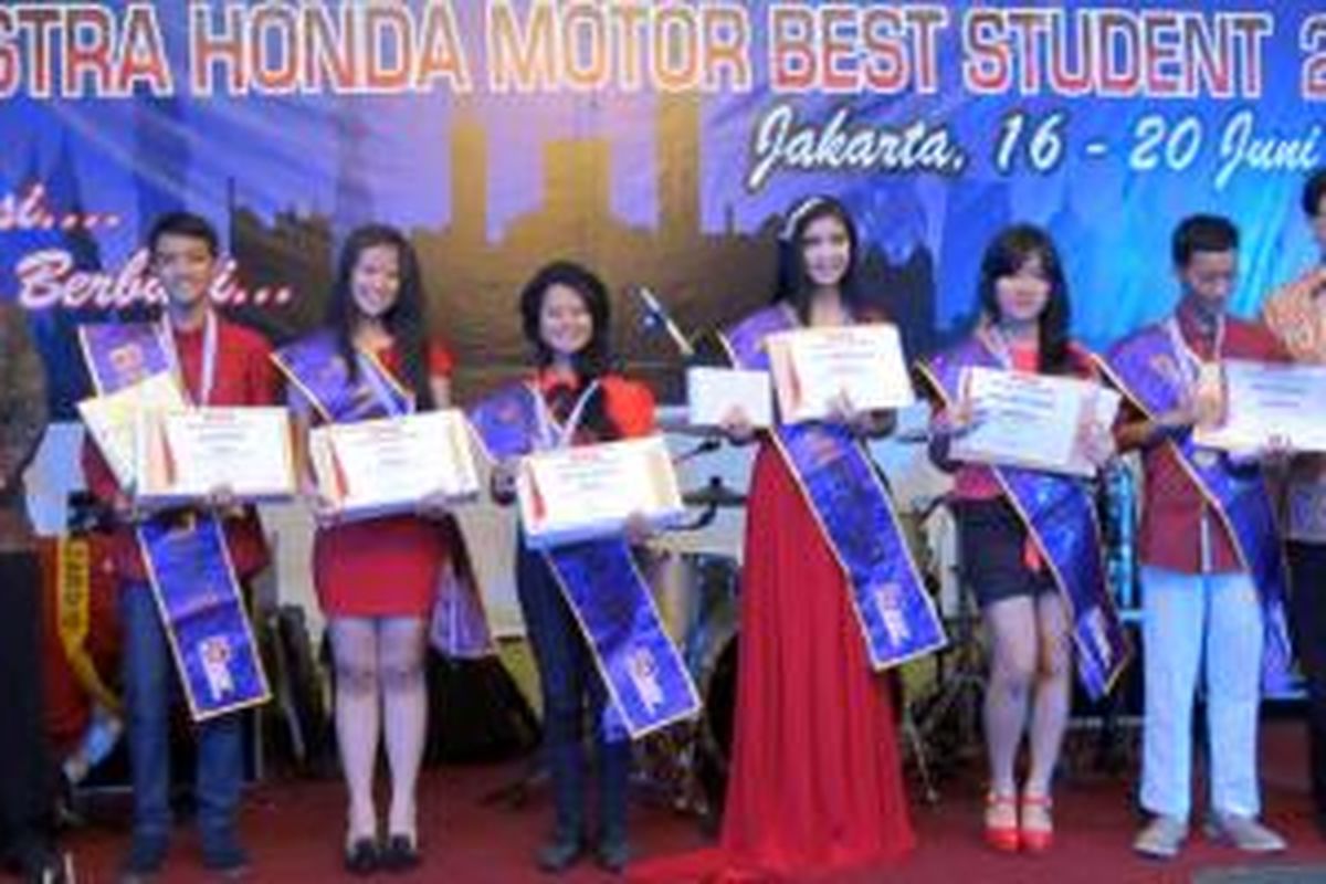 Para pemenang AHM Best Student 2014