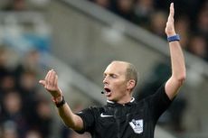 Wasit Mike Dean Ternyata Penggemar Tim Kasta Ketiga Liga Inggris