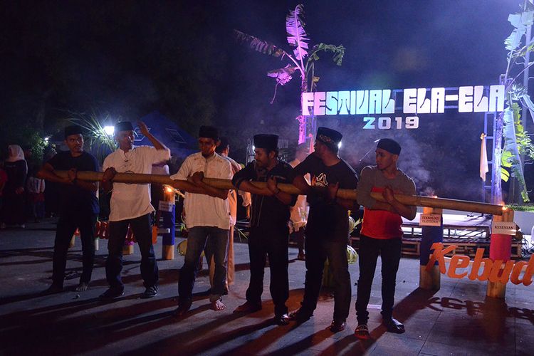 Pembukaan festival ela-ela di Kota Ternate yang diakhiri dengan atraksi bambu gila di kawasan Benteng Oranje, Jumat (31/05/2019)