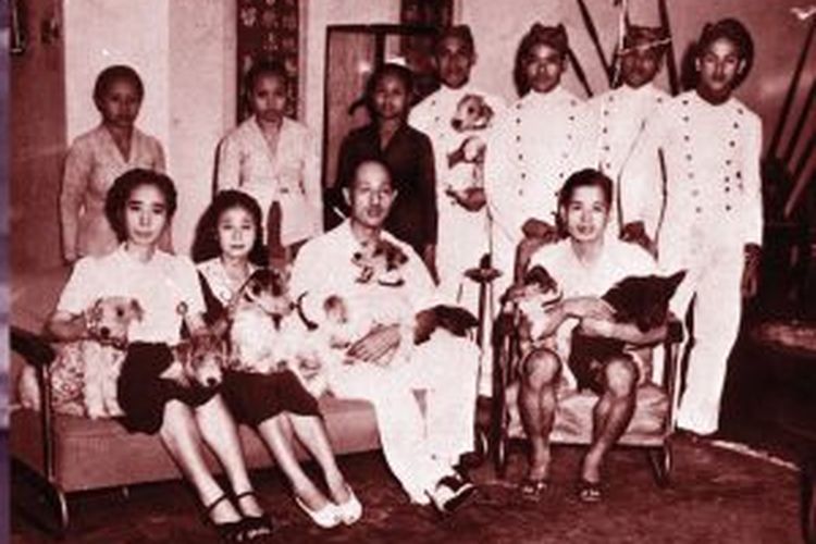 Keluarga Laksamana Tadashi Maeda di kediamannya di Jalan Imam Bonjol 1.