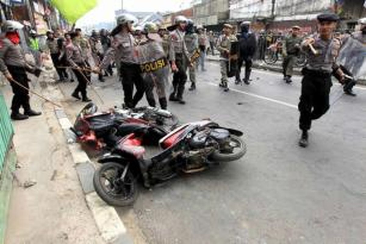 Polisi terlibat kerusuhan dengan warga Kampung Pulo, Jakarta Timur, Kamis (20/8/2015). Kerusuhan terjadi karena warga menolak digusur dan dipindahkan untuk normalisasi Kali Ciliwung.