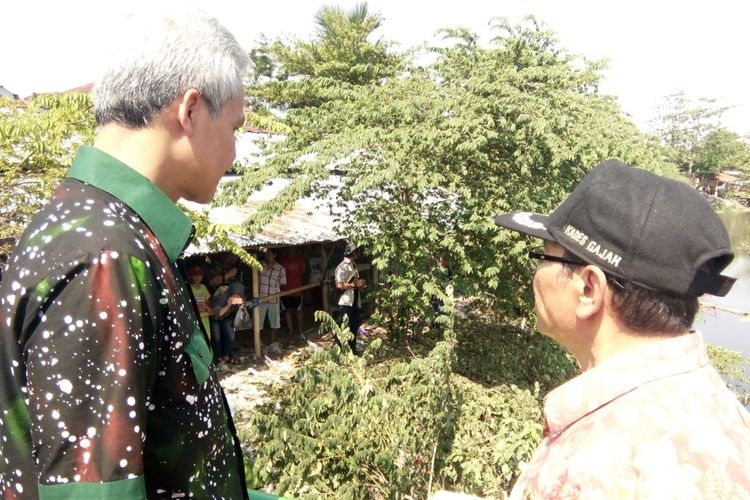 Gubernur Jateng,  Ganjar Pranowo,  saat sidak sampah di Sungai Pelayaran  Gajah,  Demak,  Rabu (18/10/2017) siang