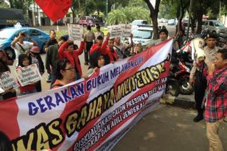 Gerakan Buruh Melawan Lupa melakukan aksi demo di depan Komisi Pemilihan Umum Pusat, Jakarta, Rabu (11/6/2014).