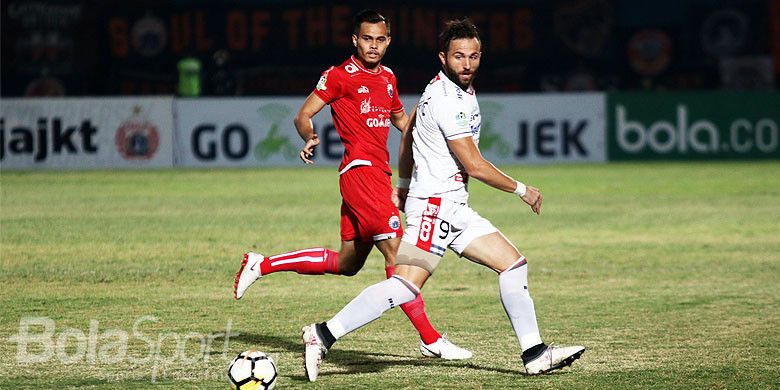 Aksi pemain Bali United, Ilija Spasojevic (depan), saat menggiring bola dibayangi pemain Persija Jakarta dalam laga pekan ke-16 Liga 1 2018 di Stadion Sultan Agung, Bantul, pada Selasa (17/7/2018).
