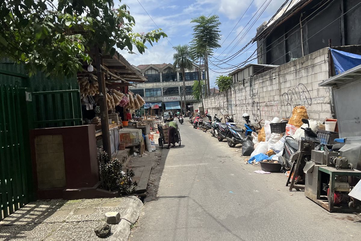 Pedagang Kembali Berjualan meski Lapak Liar di Jalan Merdeka Bogor Baru Dibongkar