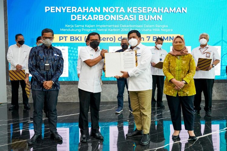 Direktur Utama SIG Donny Arsal (dua dari kiri) dan Direktur Utama BKI Rudiyanto (tiga dari kiri), pada saat penyerahan nota kesepahaman kerja sama kajian implementasi dekarbonisasi di gedung Kementerian BUMN, Rabu (2/2/2022).