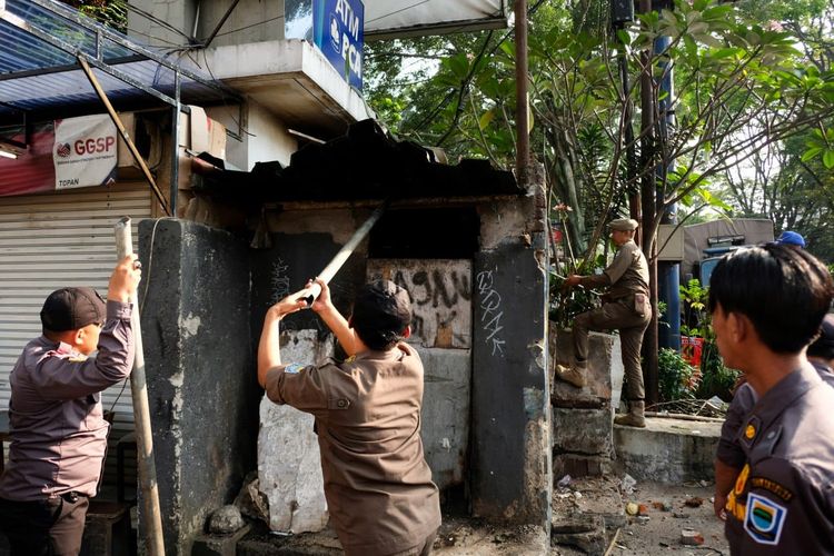 Sejumlah anggota Satpol PP sedang menertibkan bangunan liar dan PKL di Jalan Sumatera, Kota Bandung, Jawa Barat.